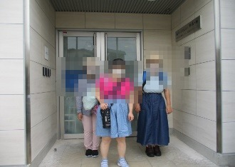 日中活動先へ出発(ホームの玄関前)